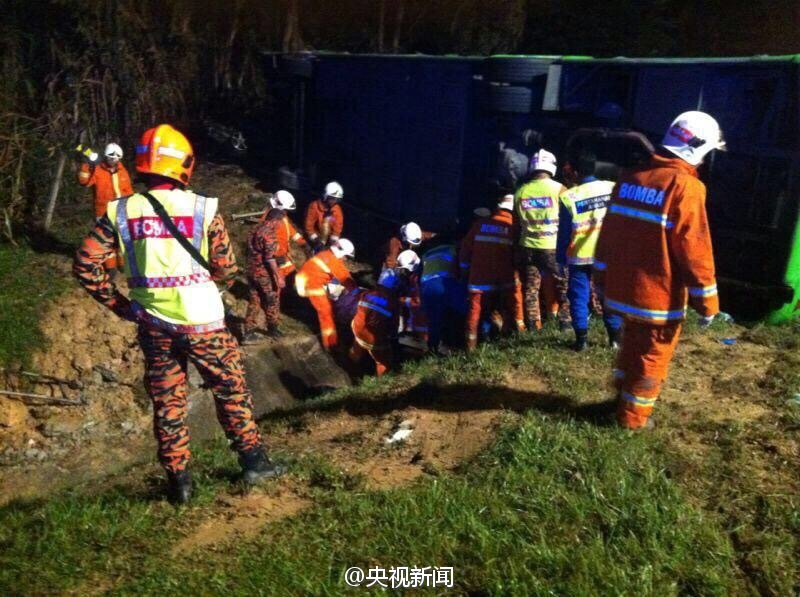 马来西亚旅游巴士翻车起火 导致8死21伤