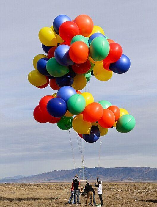 现实版飞屋环游记：加州男子坐90个热气球上天