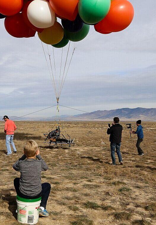 现实版飞屋环游记：加州男子坐90个热气球上天