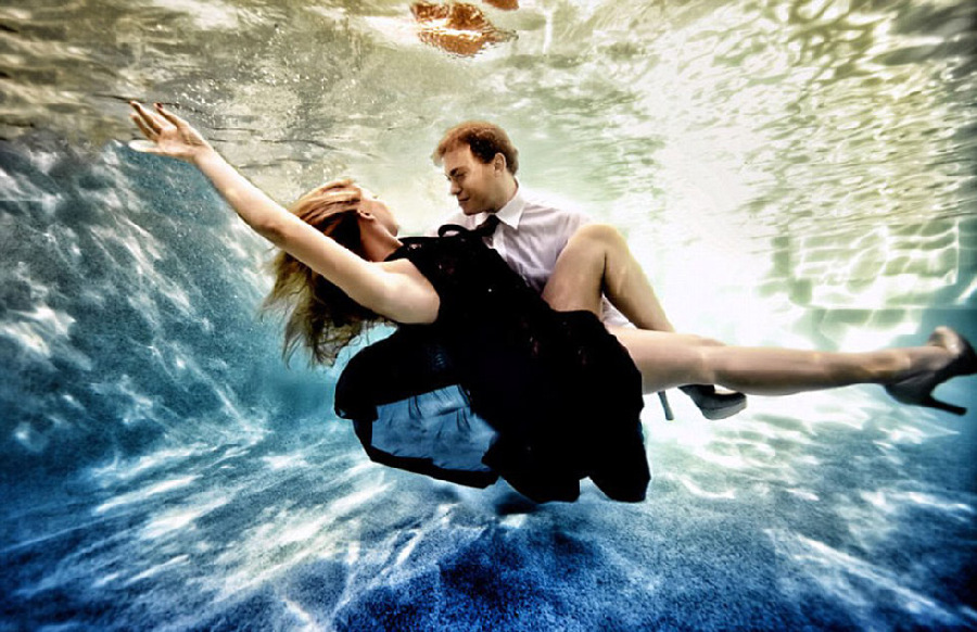 水下订婚照成海外新潮流 创造飞翔般梦幻效果