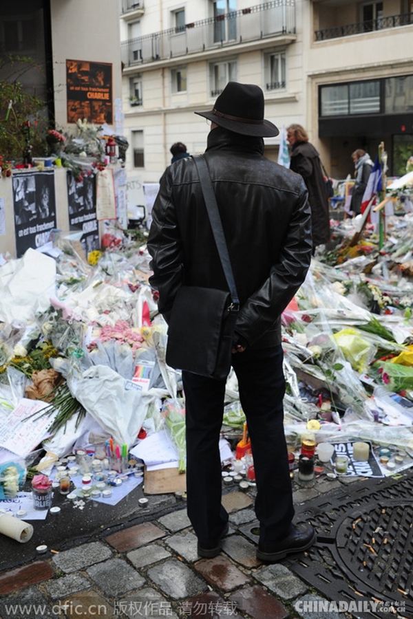 铭记“查理” 在巴黎的街角 在人们的心头