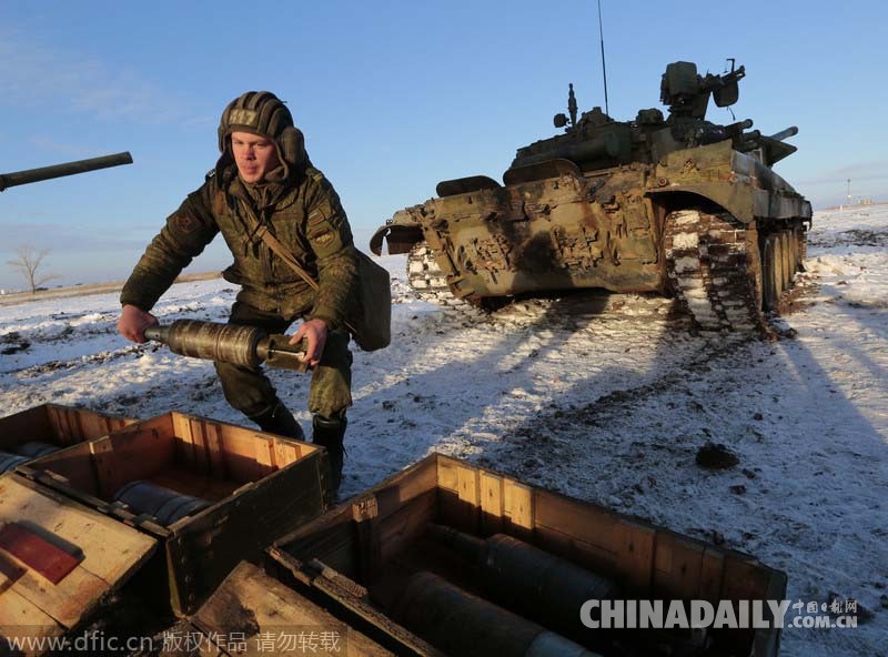 俄罗斯摩托化步枪旅士兵雪地参加战术演习
