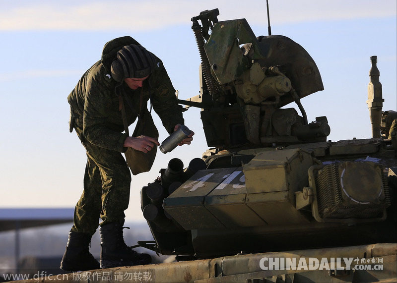 俄罗斯摩托化步枪旅士兵雪地参加战术演习