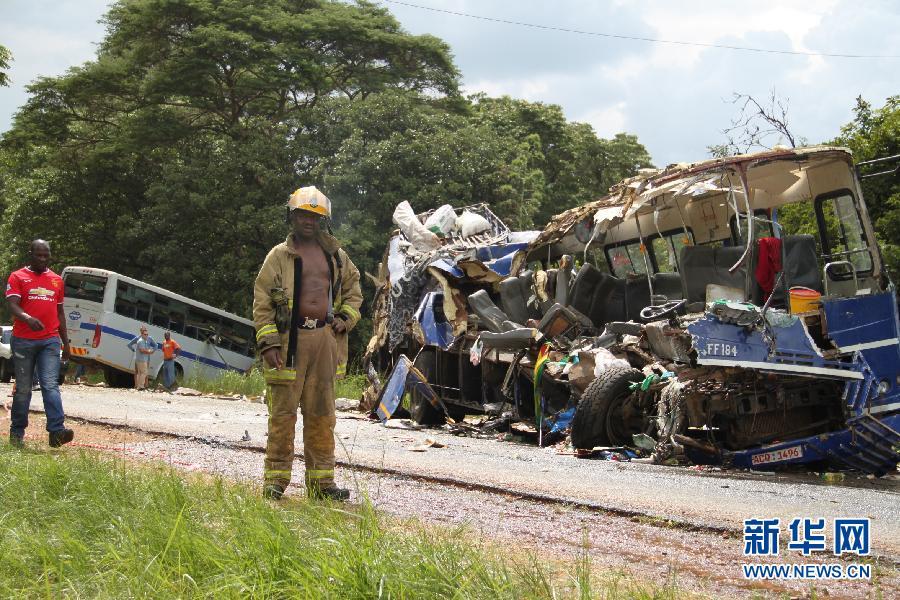 津巴布韦两大巴相撞 25人身亡46人重伤