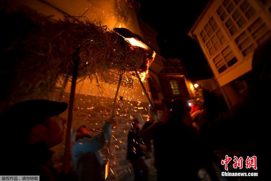 西班牙民众欢度火把节 纪念圣塞巴斯蒂安