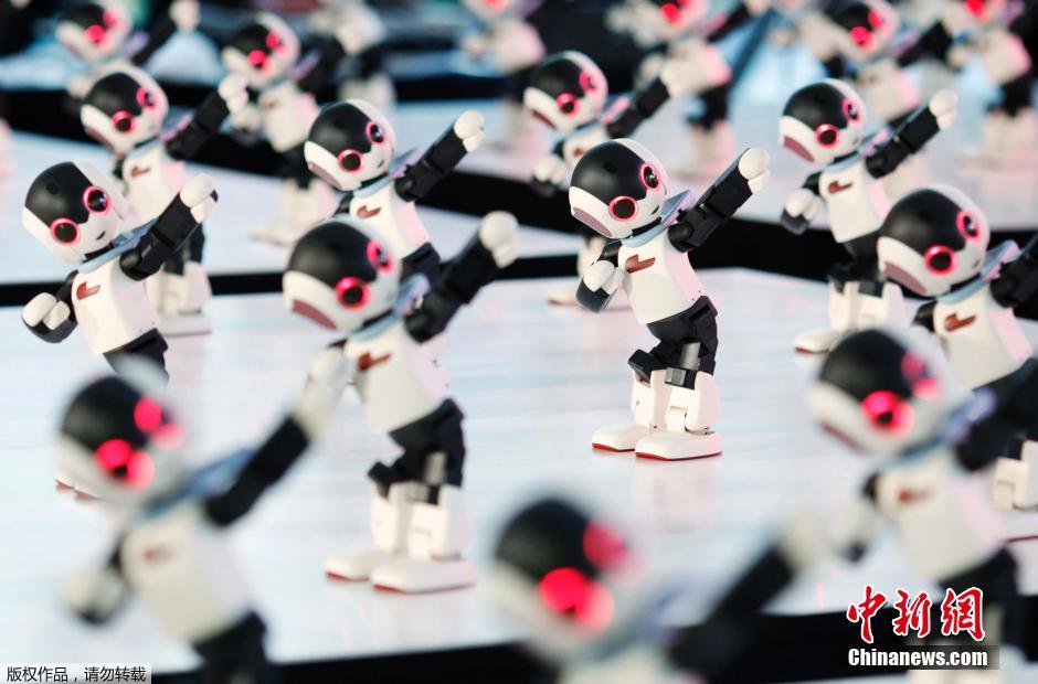 日本100个人工智能机器人齐跳“广场舞”