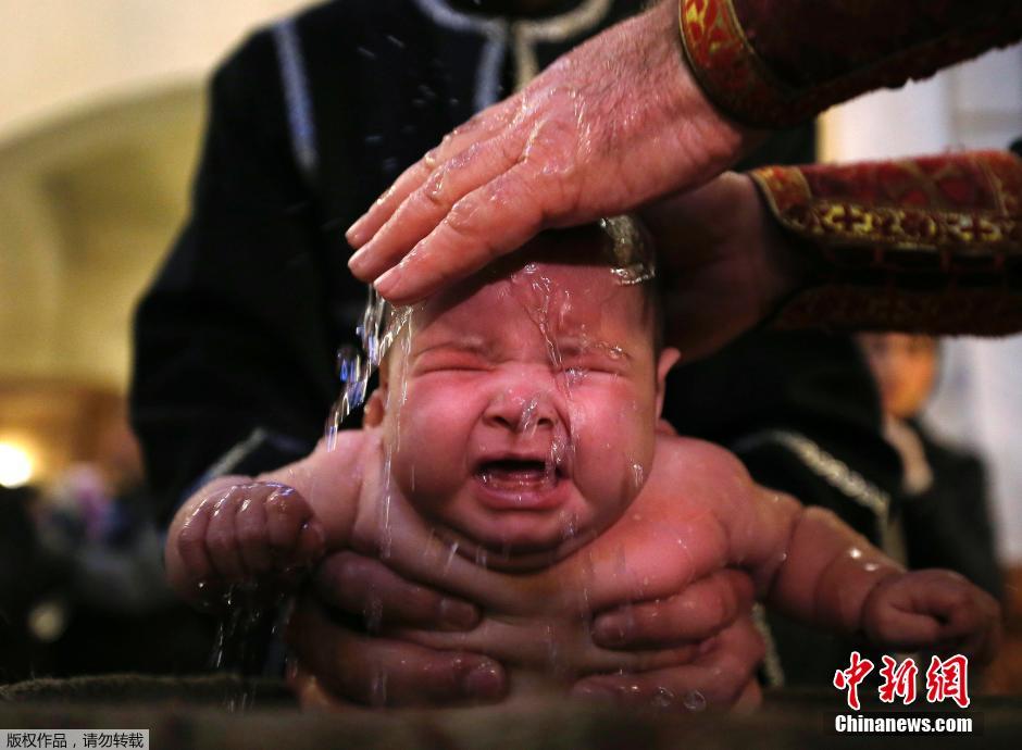 格鲁吉亚举行大规模洗礼 小婴儿受洗被吓哭