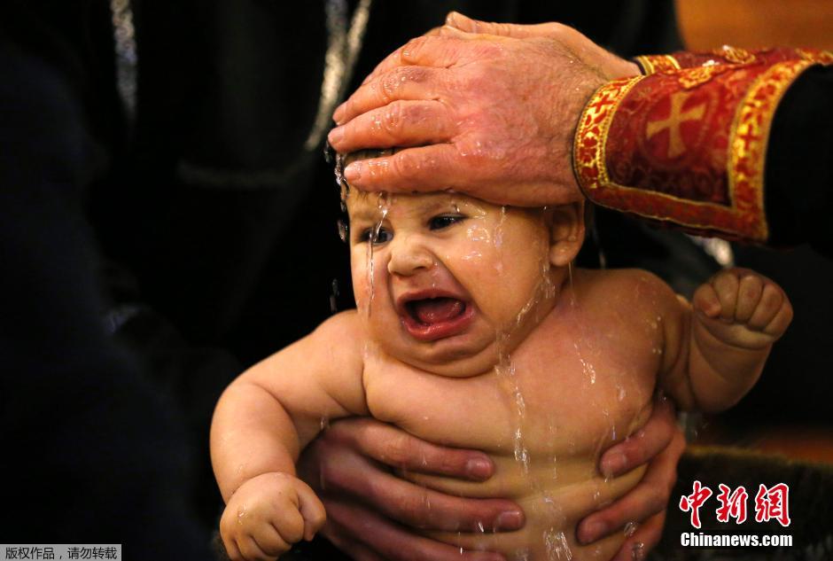 格鲁吉亚举行大规模洗礼 小婴儿受洗被吓哭