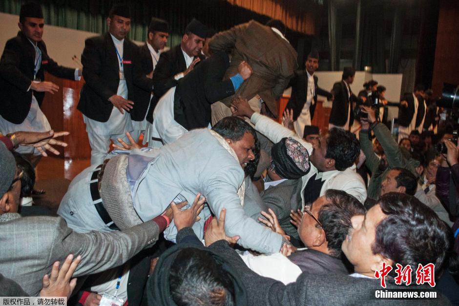 尼泊尔制宪会议上演“椅子大战” 议员扭打成一团
