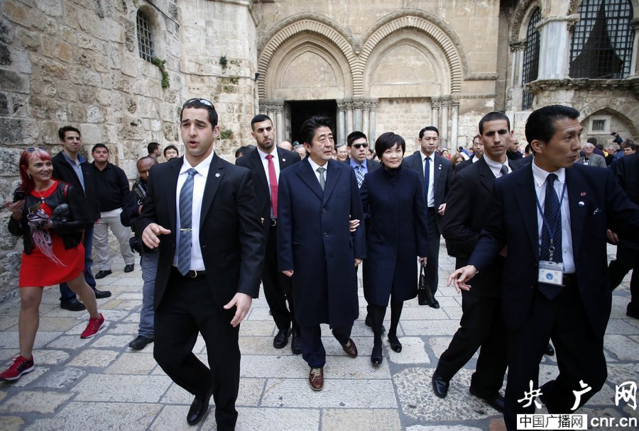 日首相安倍参观耶路撒冷旧城携妻自拍