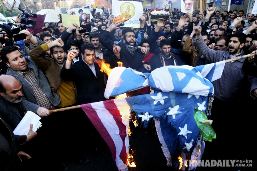 伊朗人焚烧美以国旗 抗议《查理周刊》讽刺漫画