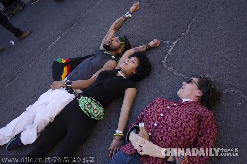 美国示威者马丁·路德·金纪念日“躺尸”抗议种族歧视