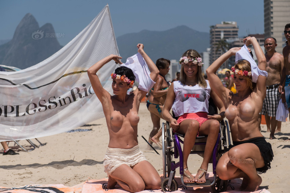 巴西美女裸上身抗议海滩禁浴令