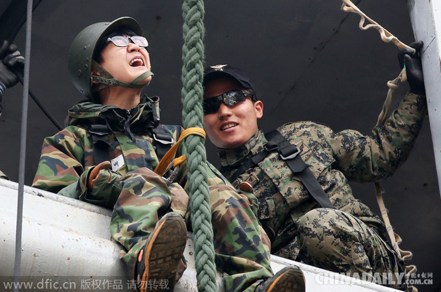 韩国“2015冬季特战营” 少男少女体验空降兵训练