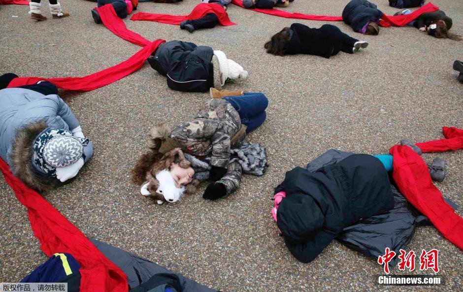 美国民众白宫外横躺示威反对堕胎