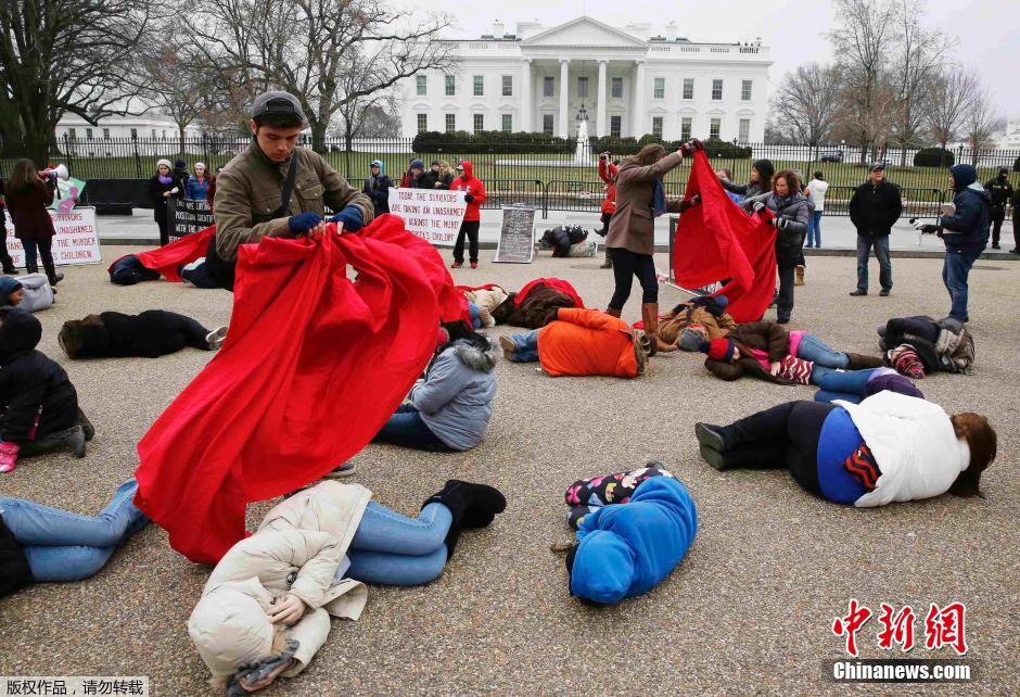 美国民众白宫外横躺示威反对堕胎