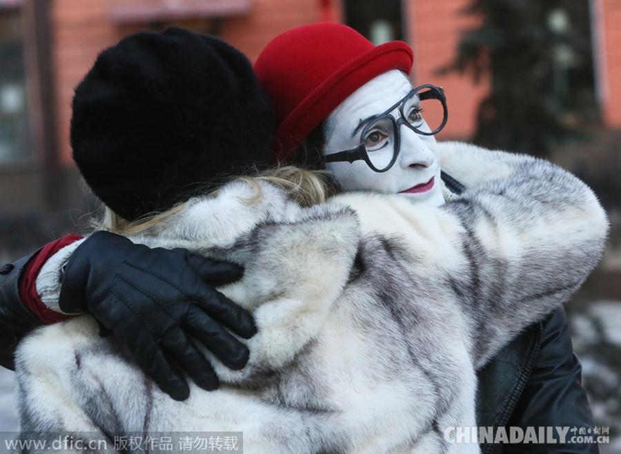 俄罗斯庆祝国际拥抱日 送你一个爱的抱抱