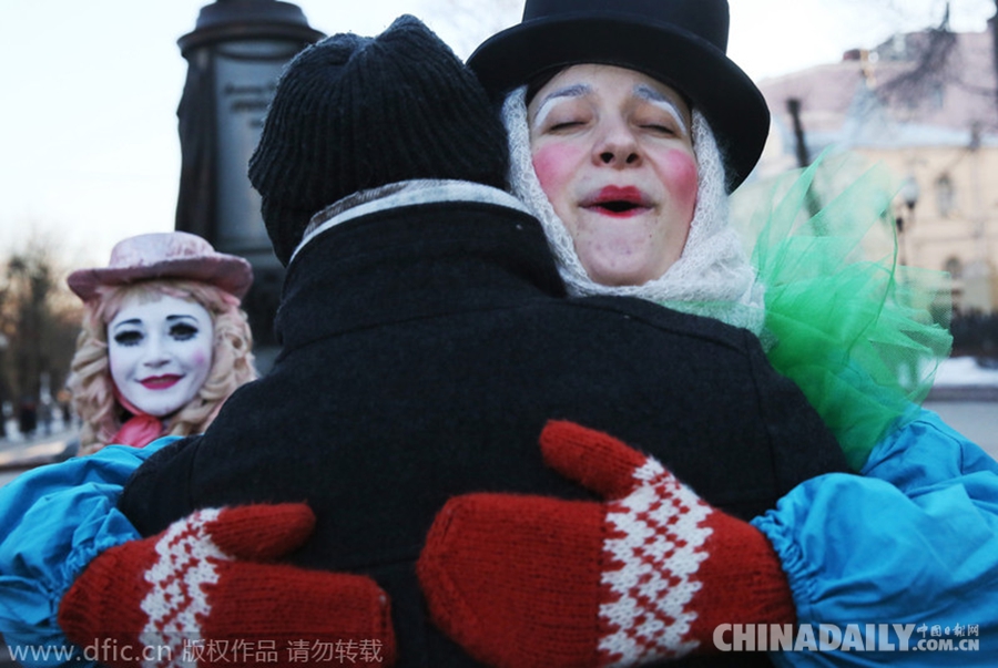 俄罗斯庆祝国际拥抱日 送你一个爱的抱抱