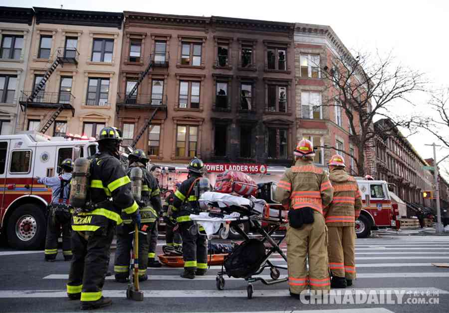 纽约布鲁克林一建筑起火 造成1死8伤