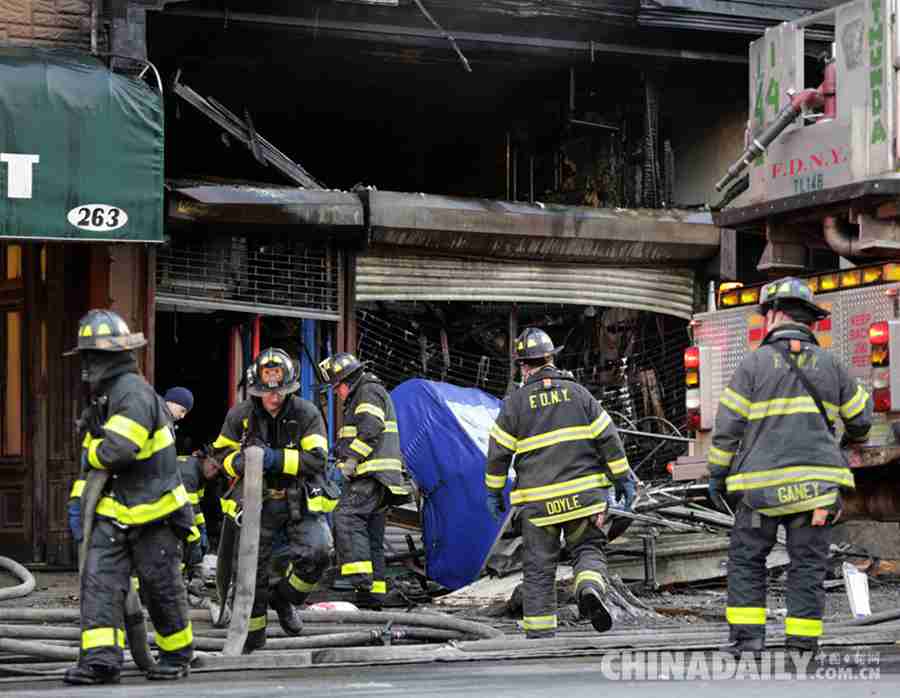 纽约布鲁克林一建筑起火 造成1死8伤