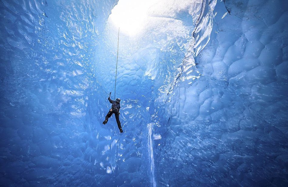 美探险家拍摄冰川内部梦幻美景