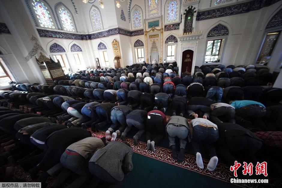 日本穆斯林信众为遭劫持人质祈福