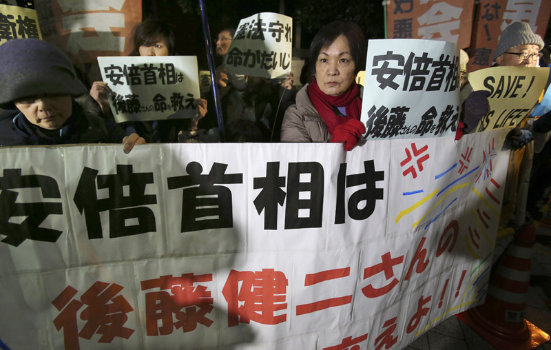 日本民众首相官邸游行要求安倍救人质：救不了就下台