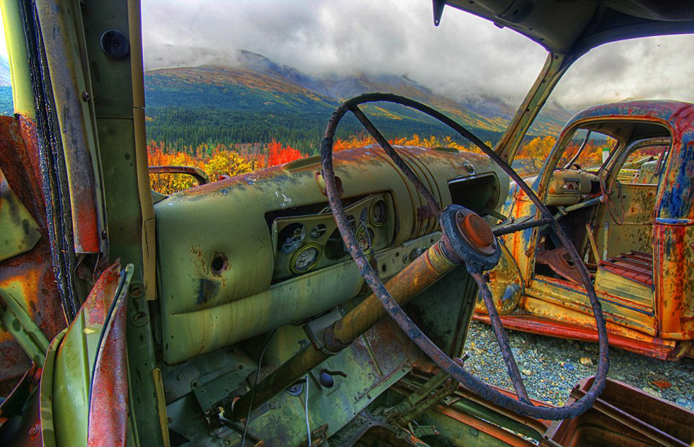 加拿大废弃卡车锈色五彩斑斓 融入自然美景