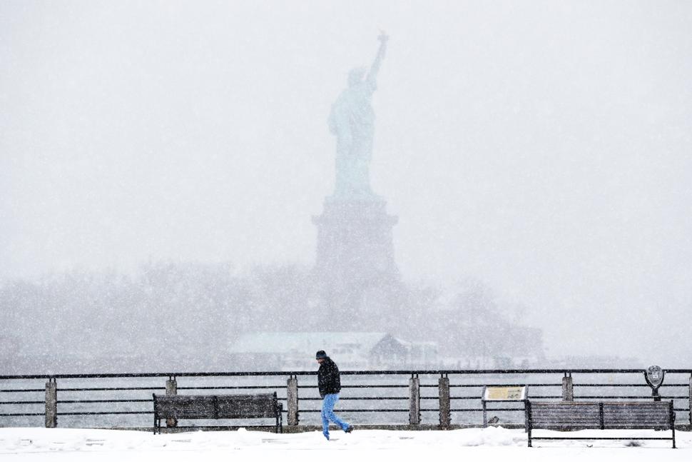 美国遭特大暴风雪袭击 多个州进入紧急状态
