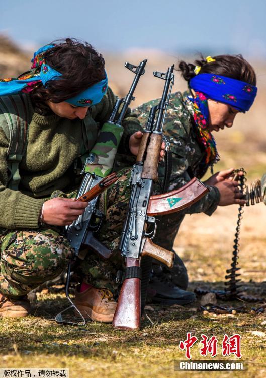 库尔德女兵真枪实弹射击 步枪机枪火箭筒全招呼