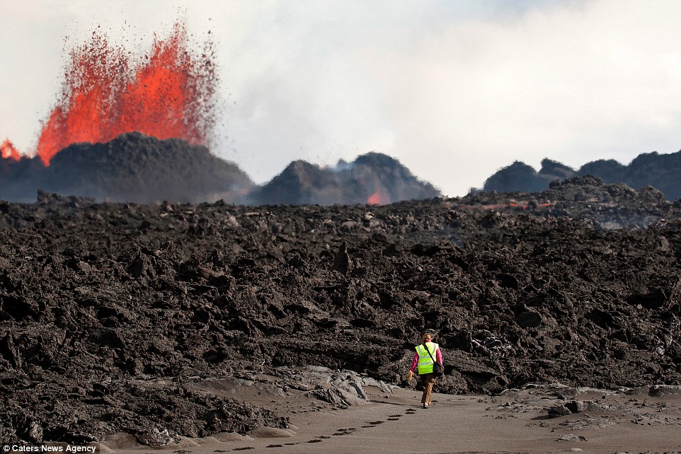 摄影师近距离拍摄冰岛火山爆发