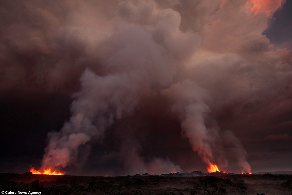 摄影师近距离拍摄冰岛火山爆发