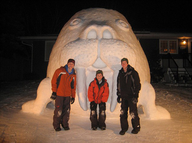 美国三兄弟花300小时建巨龟雪人