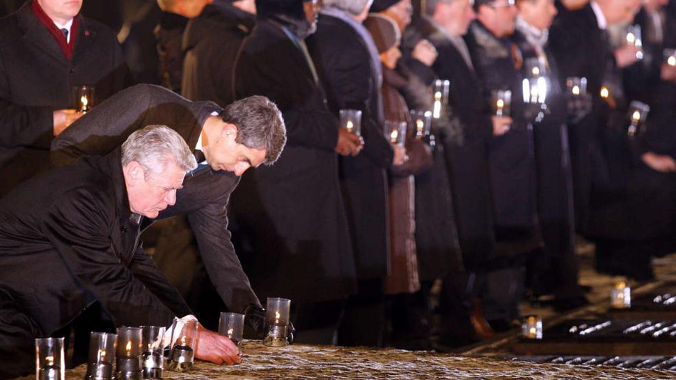 多国政要在奥斯维辛点燃蜡烛纪念遇难者