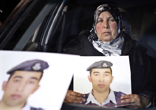约旦飞行员被IS扣留生死未卜 妻子痛不欲生（图）