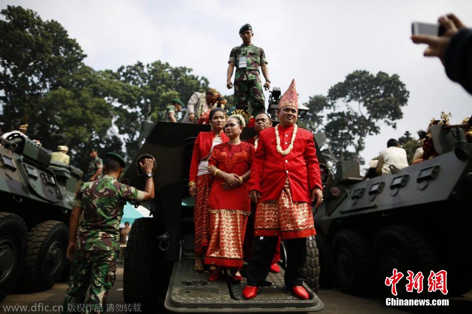 印尼数千对新人坐装甲车参加军方赞助婚礼
