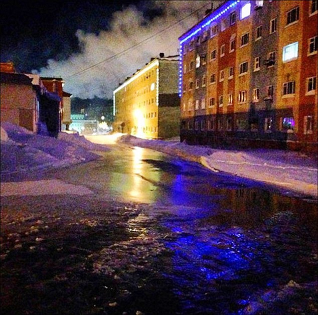俄罗斯一城市水管爆裂 严寒中瞬间结冰