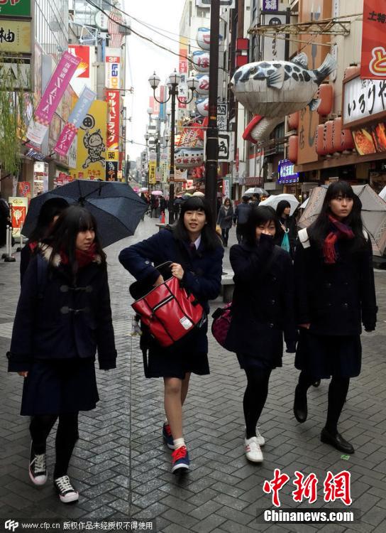 实拍日本寒冬中穿超短裙的女孩