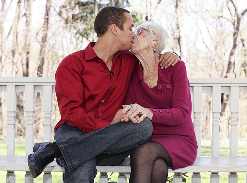 美国小伙只约会年长女人 最年长女友91岁(组图)