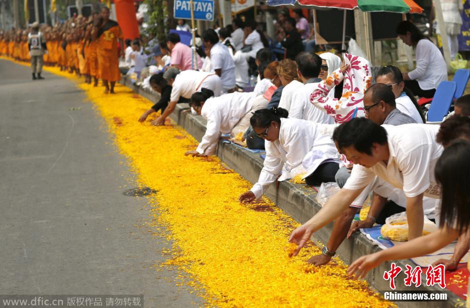 泰国僧侣赤脚步行四百余公里 信徒撒花瓣铺路