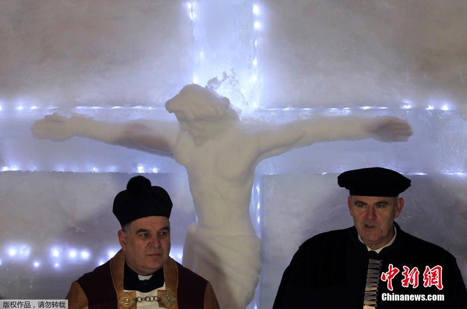 罗马尼亚山顶冰教堂 民众雪中做弥撒