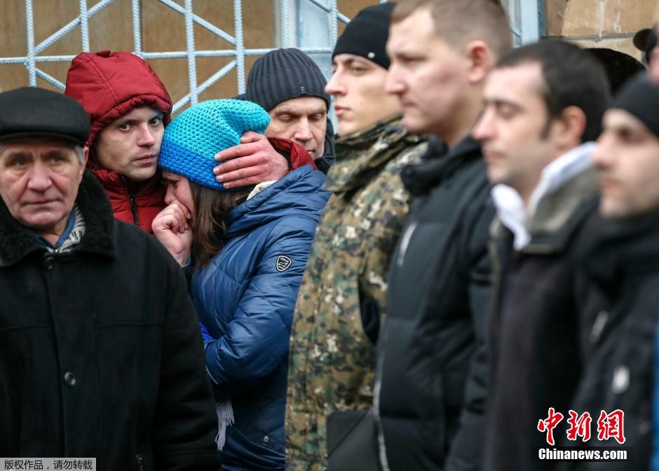 乌克兰政府军新兵入伍 父亲隔围栏吻别孩子