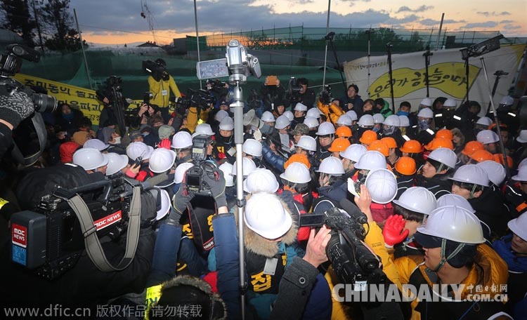 韩国济州岛村民抗议修建海军基地 现场冲突激烈