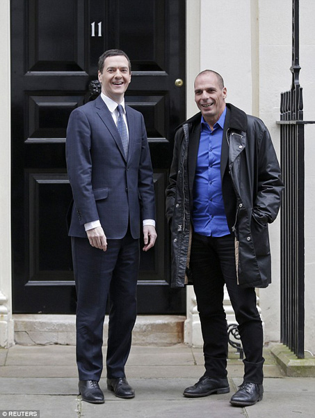 希腊新财长走休闲风 晤英大臣穿皮衣不系领带