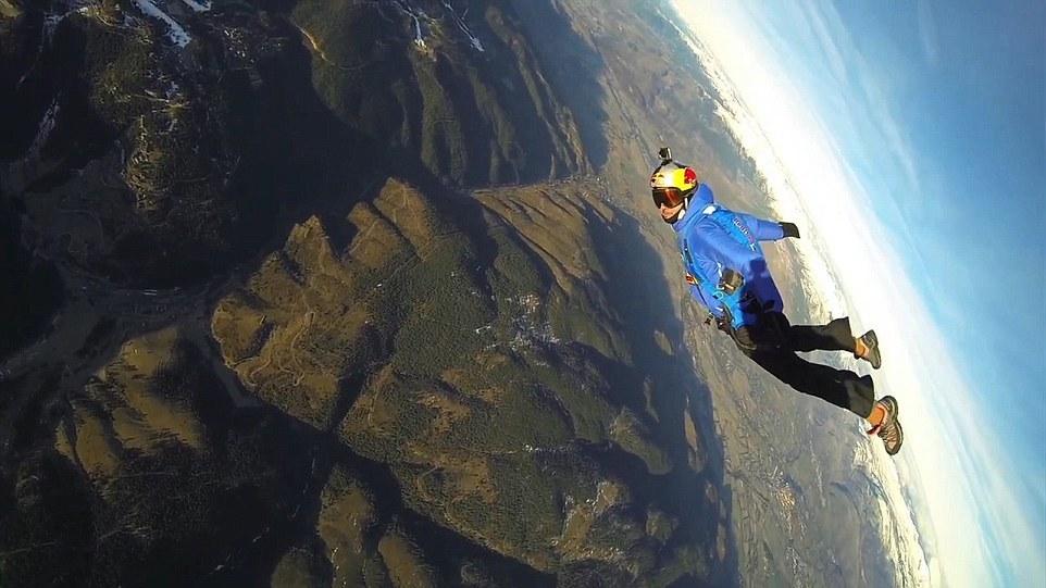 冒险家乘热气球升上4500米高空表演跳伞特技