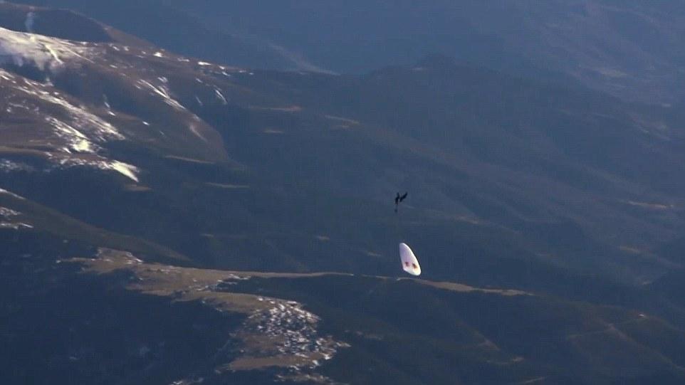 冒险家乘热气球升上4500米高空表演跳伞特技