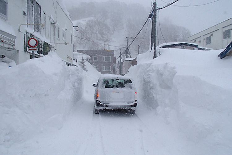 北海道遭遇创纪录大雪 积雪达179厘米窗户被掩埋