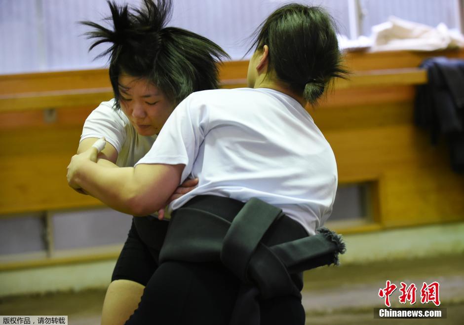 “女汉子”诞生记 镜头记录日本女性相扑选手