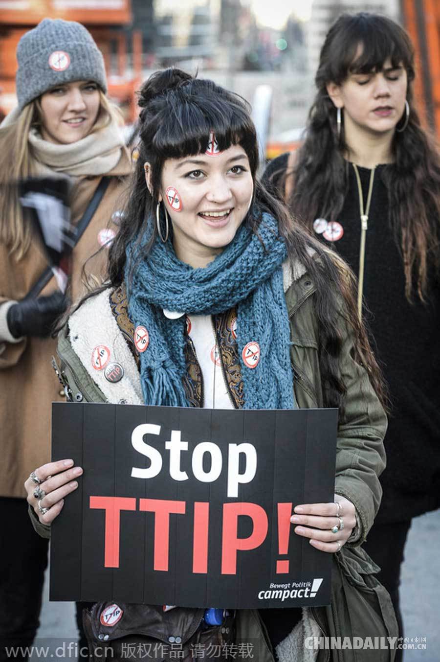 欧盟总部前惊现特洛伊木马 抗议TTIP协议