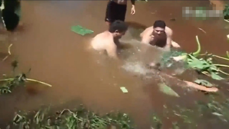 巴西少年水中清理水道时被瞬间吸走